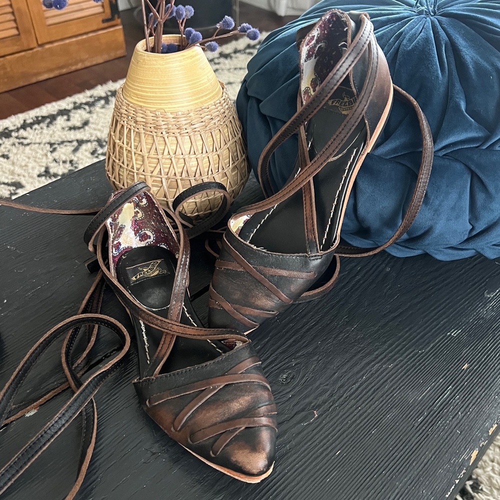 Freebird By Steven Eryn Distressed Black/Brown  Lace Up Ballet Leather Flats 9 - Picture 8 of 14